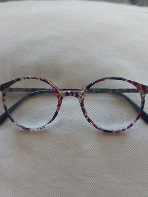 Italian children's eyeglasses with colorful tortoiseshell frame and metal temples