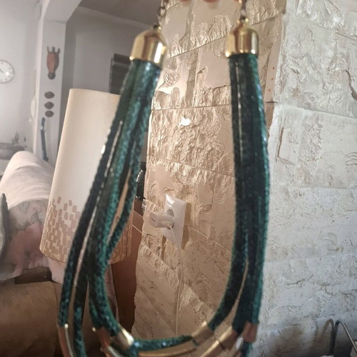 Necklace in green leather with gold fittings like new