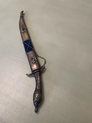 Decorative 1821 knife used with chain and blue velvet