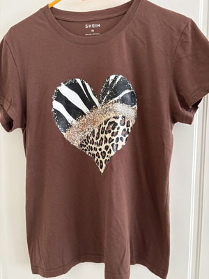 T-shirt Shein καφέ με στάμπα καρδιά και χρυσό γκλίτσερ, σαν καινούργιο, μέγεθος M