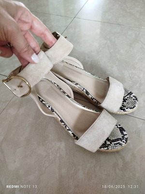 Deezee beige platform sandals size 39 like new, comfortable ankle tie