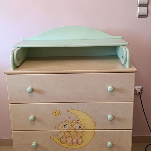 Crib set with mattress and dresser like new
