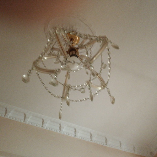 Small chandelier and two wall lamps like new
