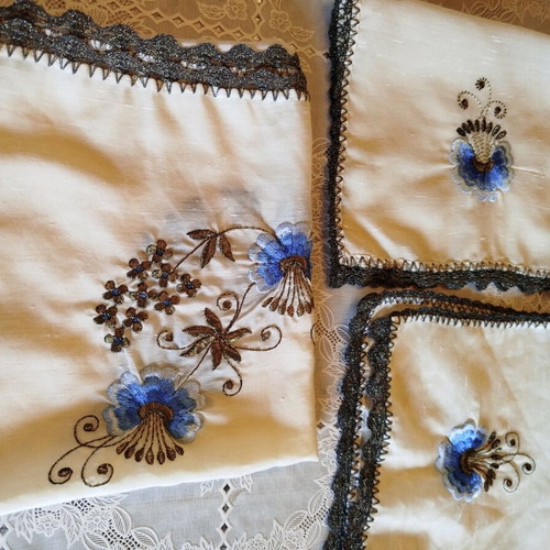 Set of 3 vintage table linens used from the 80s