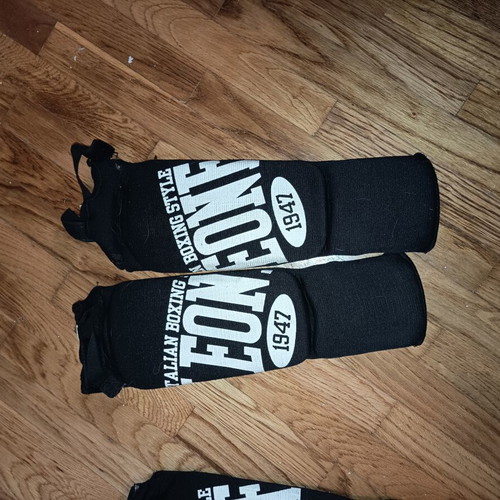 Kickboxing shin guards kids like new, sizes XS and M