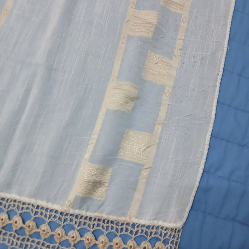 Table runner like new with lace in ecru and beige