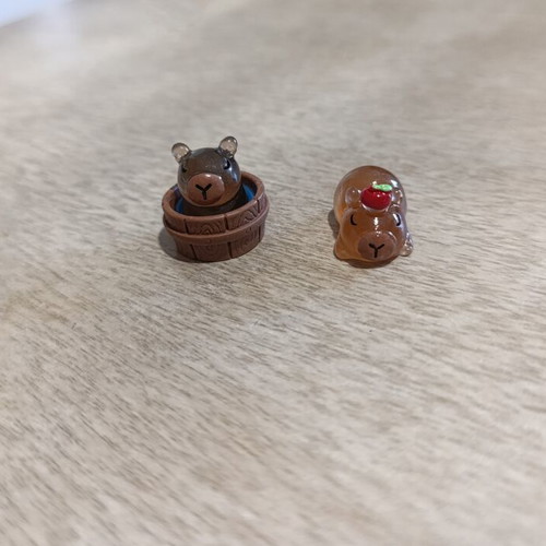 Capybara figures set of 2 like new