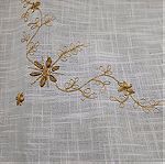  Παραλληλόγραμμο υφαντό τραπεζομάντηλο με κέντημα στο βελονάκι και λουλουδάκια σε μουσταρδι χρώμα, διαστάσεων 1,70χ1,70