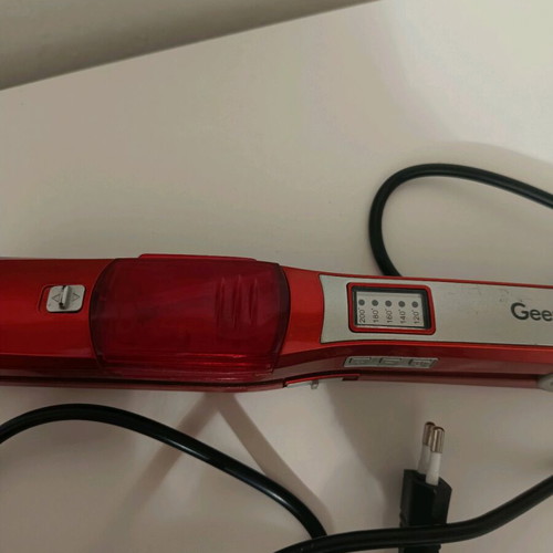 Geemy hair straightener like new with ionic ceramic plates