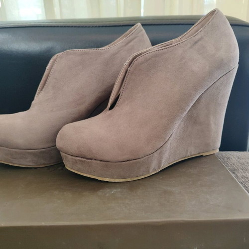 Castor platform beige pumps size 38 like new