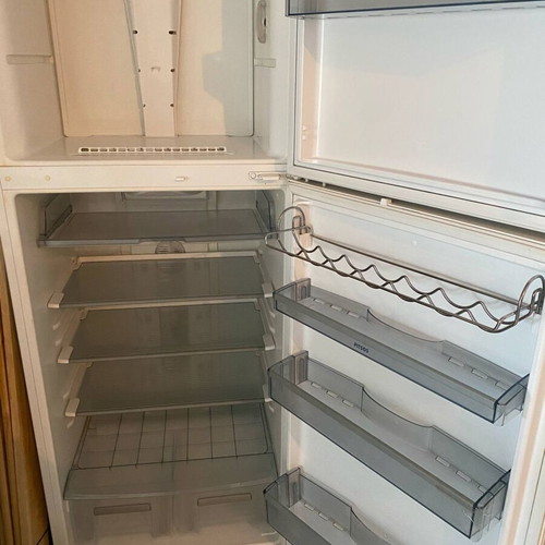 Pitsos refrigerator used with plastic freezer crack