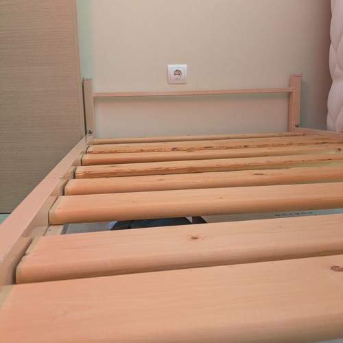 Metal bed frame like new, pink with wooden slats, 200x98 cm