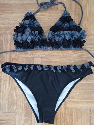 Bikini triangle top with embossed flowers size L like new black gray