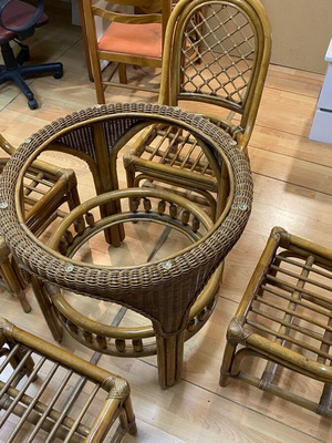 Bamboo chairs and table like new, set of 4+1