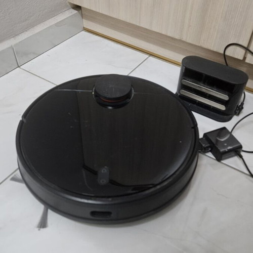 Xiaomi robot vacuum like new with mop and accessories