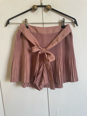 Zara pleated shorts with belt pink like new, suede texture