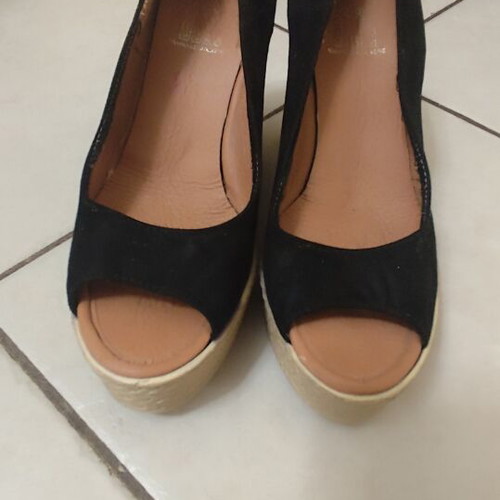 Steve Madden black peep-toe espadrille platform shoes like new