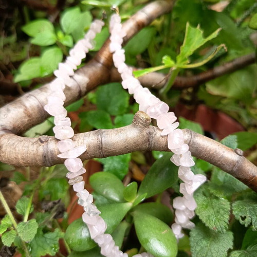 Choker necklace made of pink quartz like new