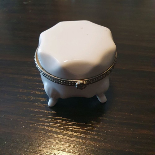Limoge vintage jewelry box like new, white porcelain