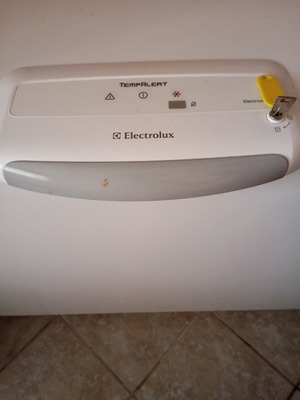 Electrolux EN26106W freezer like new, 260 liters capacity