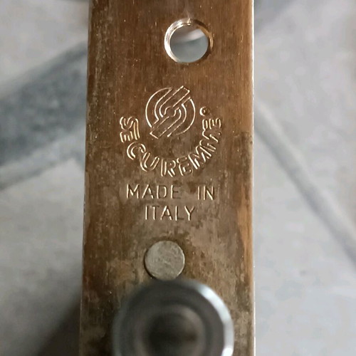 Securemme lock bolt used with four locking pins and two keys
