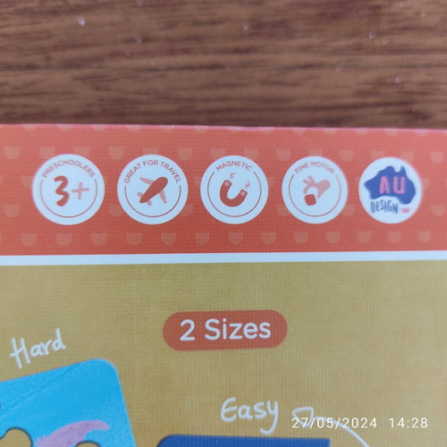 Mieredu magnetic puzzle with dinosaurs like new