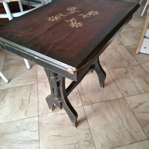 Vintage coffee table like new with carved legs