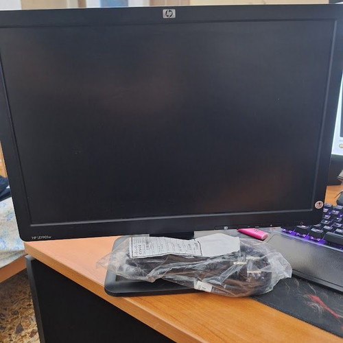HP LE1901w 19" LCD Monitor like new with cables