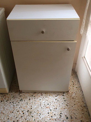 Λευκό έπιπλο μεταχειρισμένο με συρτάρι και ντουλάπι