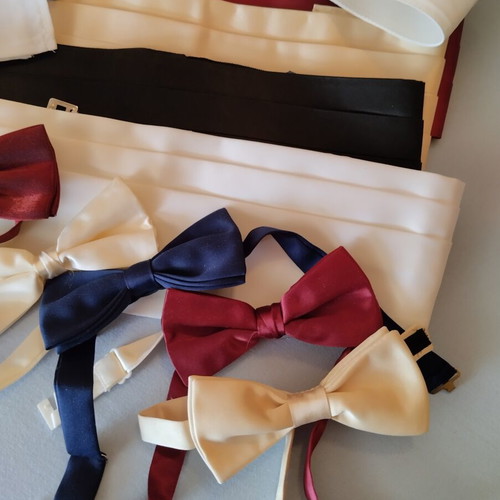 Men's Wedding and Dance Accessories Set like new, 6 belts, 5 bow ties, 1 white collar, 3 handkerchiefs