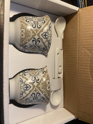 TM Bomboniere Milano Italian porcelain coffee set like new, 2 cups with spoons