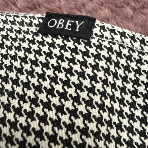 Obey mini skirt like new, pied-de-poule pattern, black and white