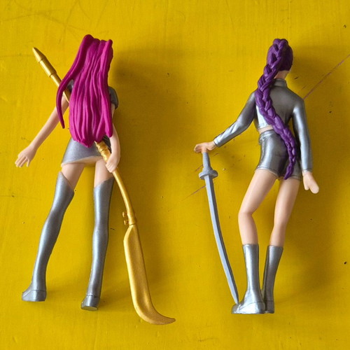 Kpop figures set of 2, like new, collectible