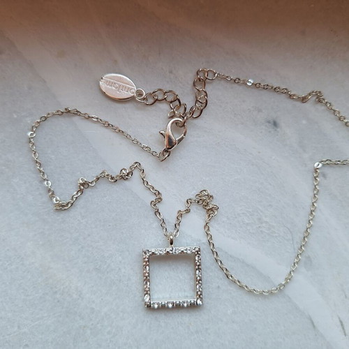 Oriflame silver necklace like new with box