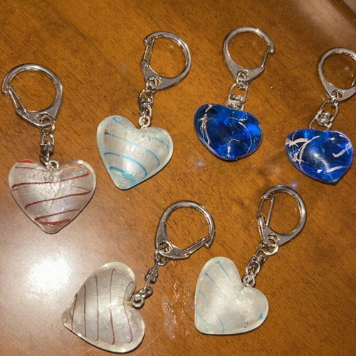 Set of 6 heart keychains like new in three colors