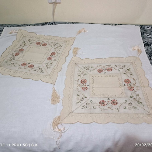 Set of embroidered decorative pieces like new, 1 rectangular and 2 squares
