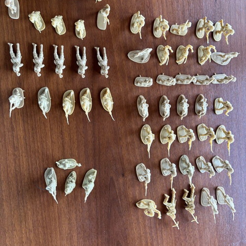 Vintage toy soldiers used, large set of 57 pieces, ecru plastic