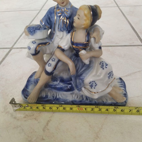 Vintage figurine hugging couple like new