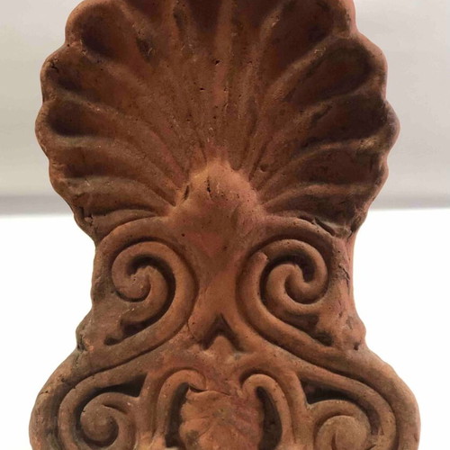 Ceramic akrokeramo used with anthemion pattern