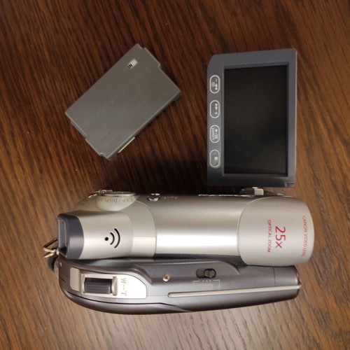 Canon DC100 dvd camcorder used with Sentio carrying bag