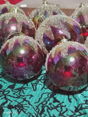 Christmas balls like new, 5 large and 12 small, made of plastic