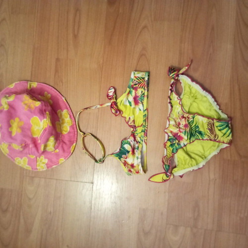 Children's swimsuit like new for 6-year-old girl with gift hat