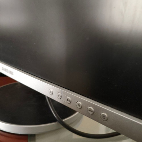 Samsung SyncMaster 225BW 22" widescreen LCD monitor with adjustable stand