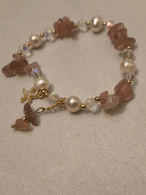 Bracelet new with pearls and stones