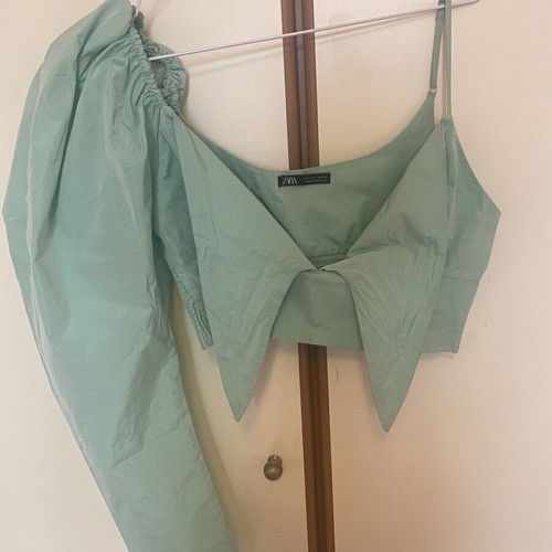 Zara blouse like new, turquoise, short with ruffle and zipper
