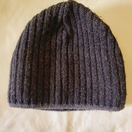 Warm knit hat like new, black and gray