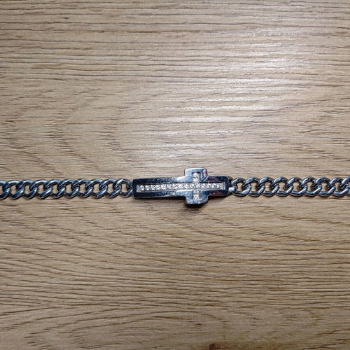 Cross bracelet with diamonds