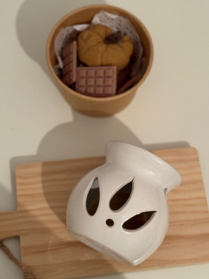 Wax melts with chocolate and croissant scents with burner new