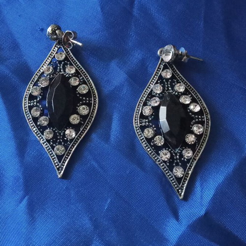 Dangling earrings leaf shape with black stone and strass new