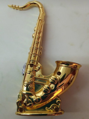Saxophone-shaped lighter